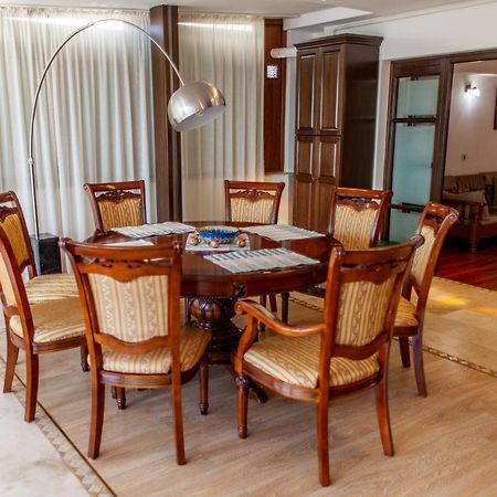 Spacious Apartment In City Centre Iasi Esterno foto