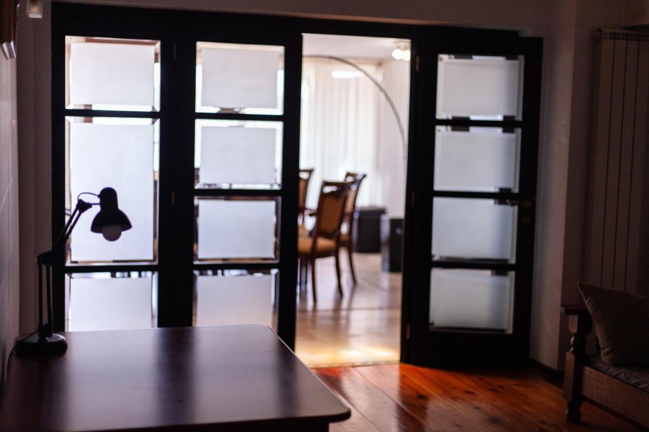 Spacious Apartment In City Centre Iasi Esterno foto