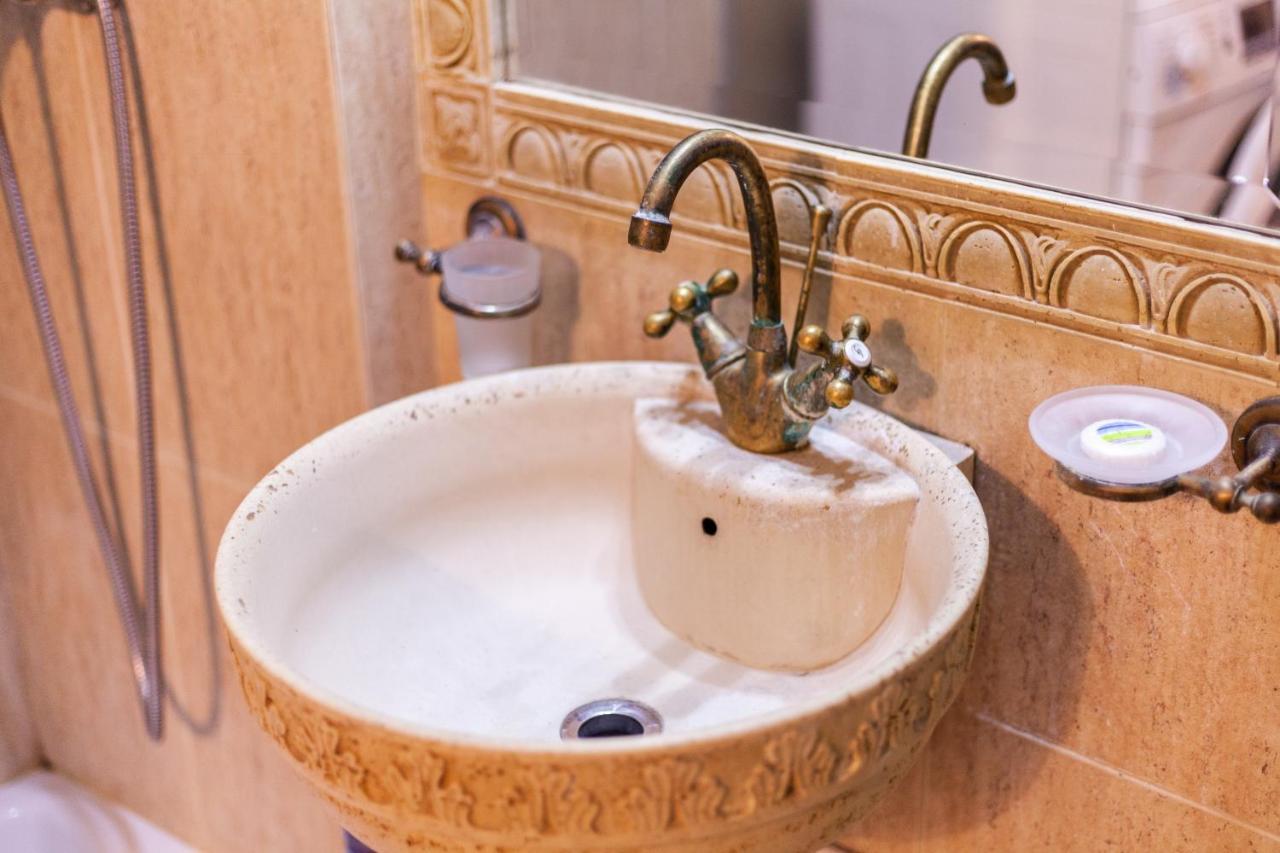 Spacious Apartment In City Centre Iasi Esterno foto