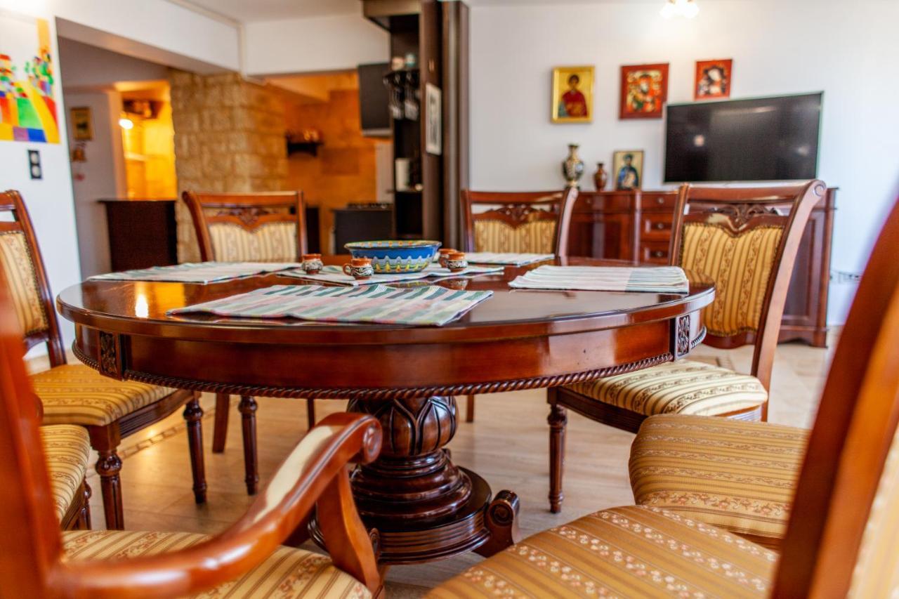 Spacious Apartment In City Centre Iasi Esterno foto