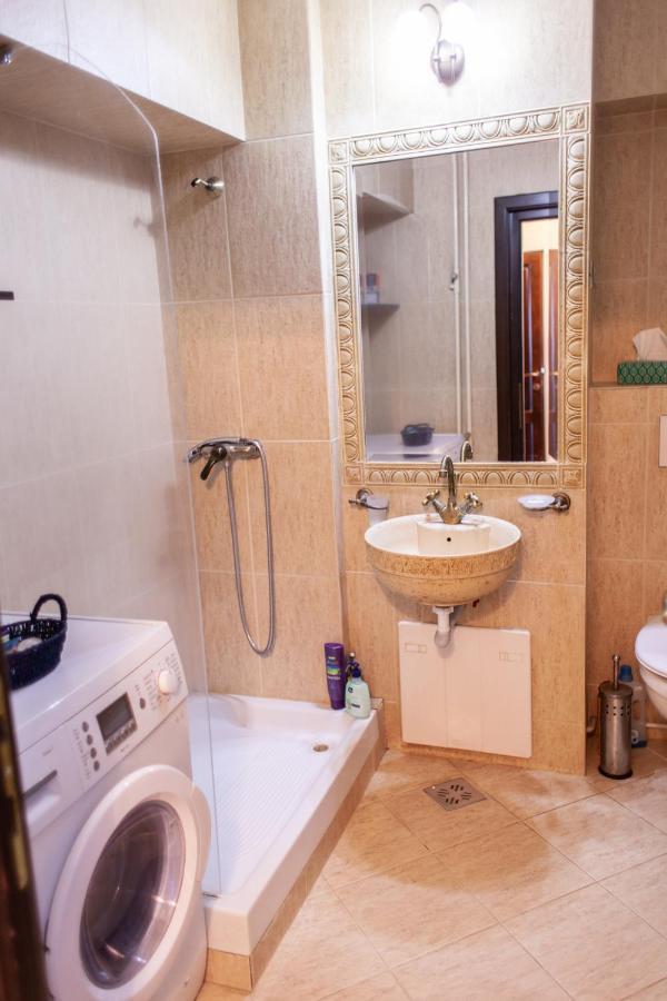 Spacious Apartment In City Centre Iasi Esterno foto