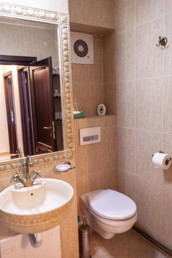 Spacious Apartment In City Centre Iasi Esterno foto
